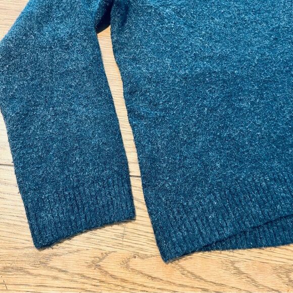 H&M Women's Cropped Wool Blend V-Neck Sweater in Navy Blue Size Small - Picture 2 of 8